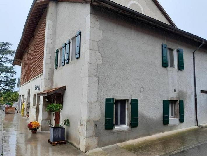 Gîte pour 6 personnes, avec terrasse dans Luins