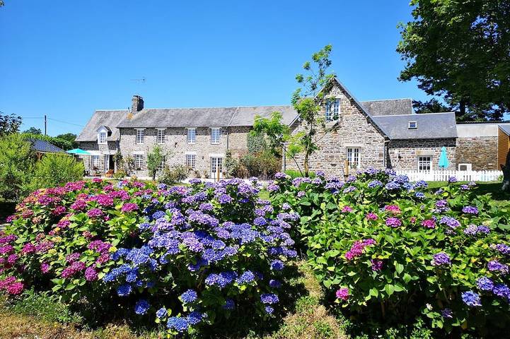 Location de vacances pour 7 personnes, avec jardin et piscine à Équilly