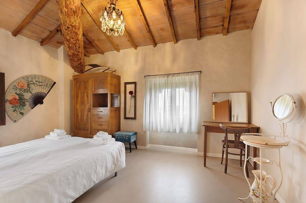 Villa 'Il Bozzolo Boutique Apt Magnolia' where Relaxation meets Design in Valeggio sul Mincio, Verona Province