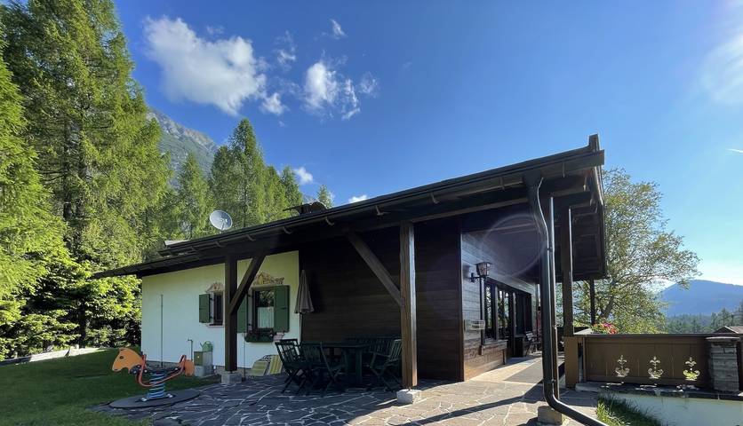 Hütte für 3 Personen, mit Ausblick und Sauna sowie Pool und Garten, mit Haustier in Leutasch