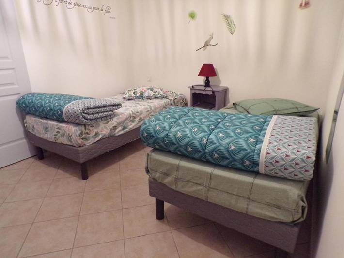 Location de vacances pour 2 personnes, avec terrasse ainsi que jardin et piscine à Dieulivol - 2
