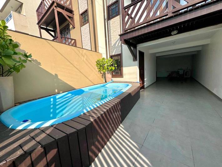 Casas e apartamentos de temporada para 6 pessoas, com piscina e jardim e ainda balcão, com animais de estimação em Bombinhas