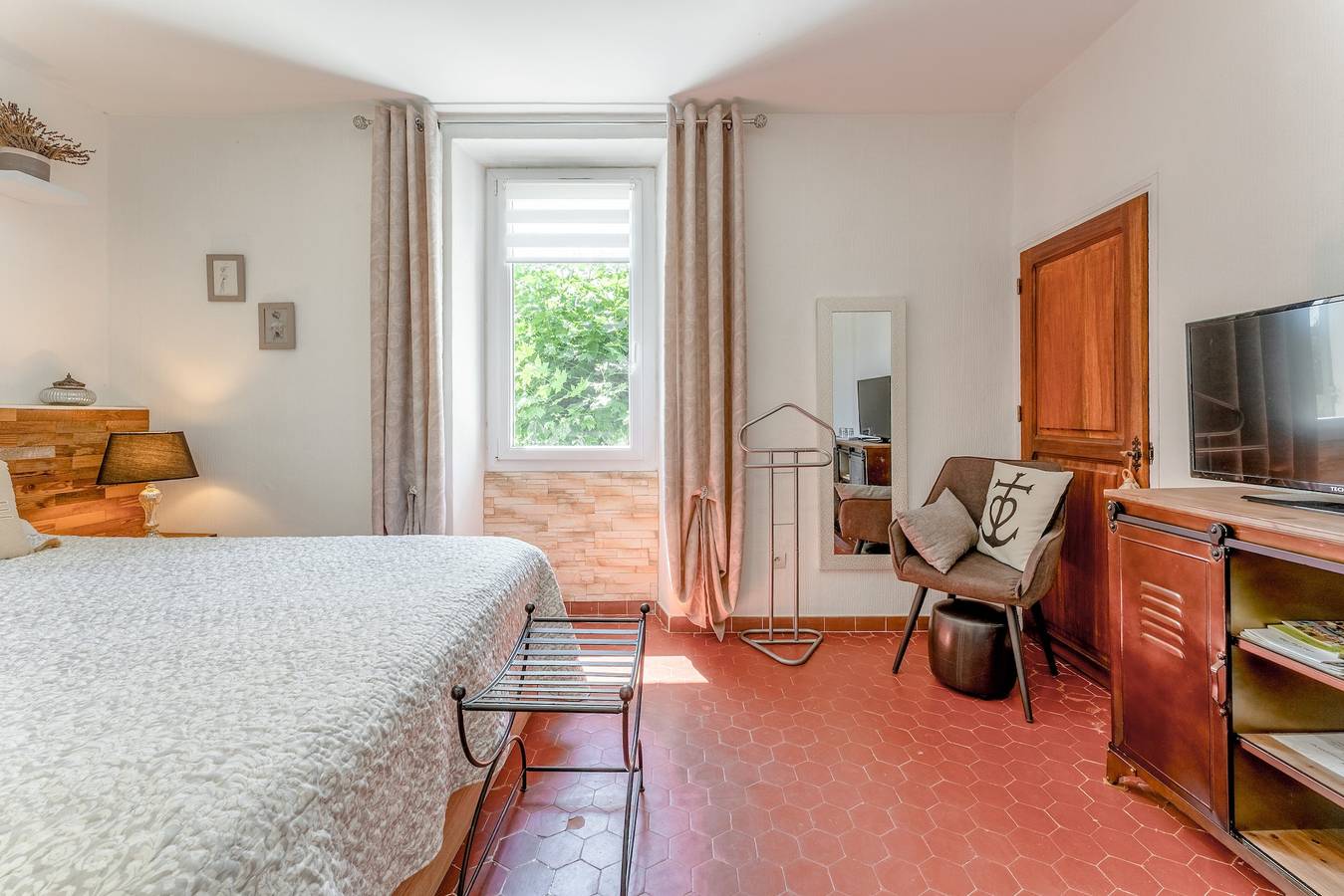 Chambre d'hôtes « Aux Portes Des Alpilles » avec piscine partagée, Wi-Fi et climatisation in Saint-Martin-de-Crau, Côte méditerranéenne (France)