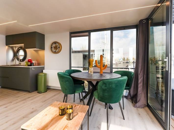 Péniche pour 5 personnes, avec balcon/terrasse ainsi que piscine et terrasse, adapté aux familles dans Volendam - 3