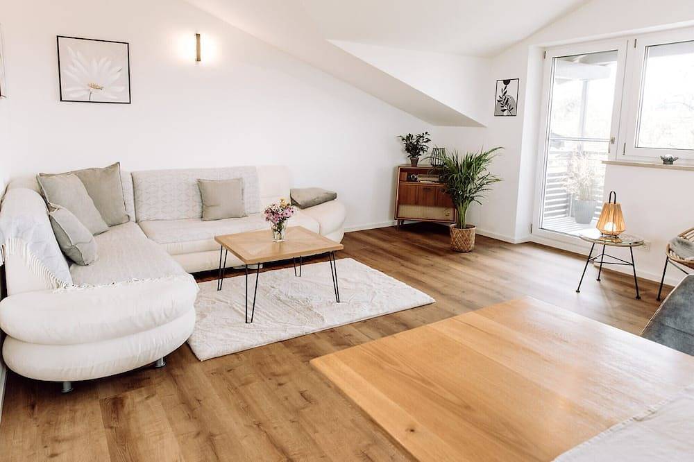 Ganze Wohnung, Ferienwohnung 3 Weitblick im 2. Obergeschoss mit Balkon in Riedering, Chiemgauer Alpen