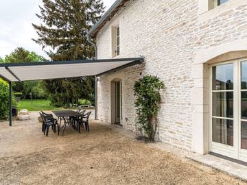 Gîte pour 12 personnes, avec terrasse dans Til-Châtel