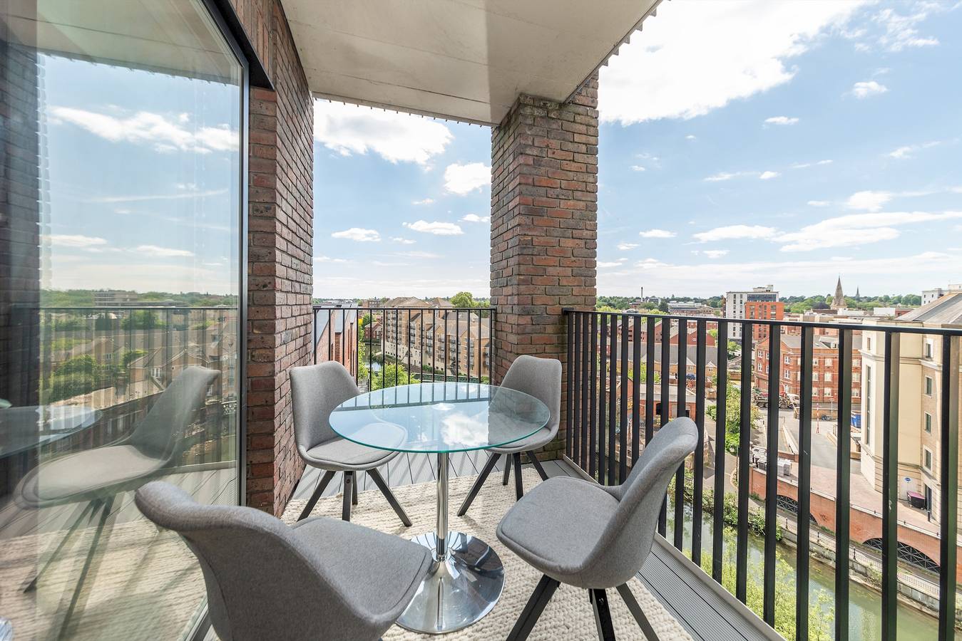 Apartamento entero, Modern Riverside Flat | Balcony | Central Location - Pass the Keys in Reading, Berkshire