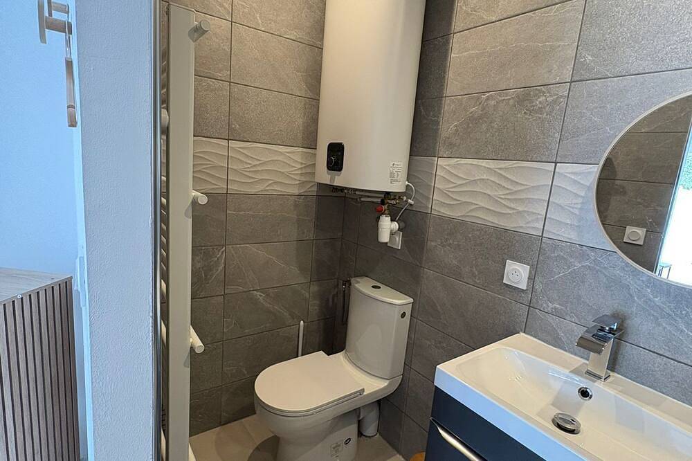 Entire apartment, Studio Luna Var near the sea & private terrace in Trans-en-Provence, Draguignan region