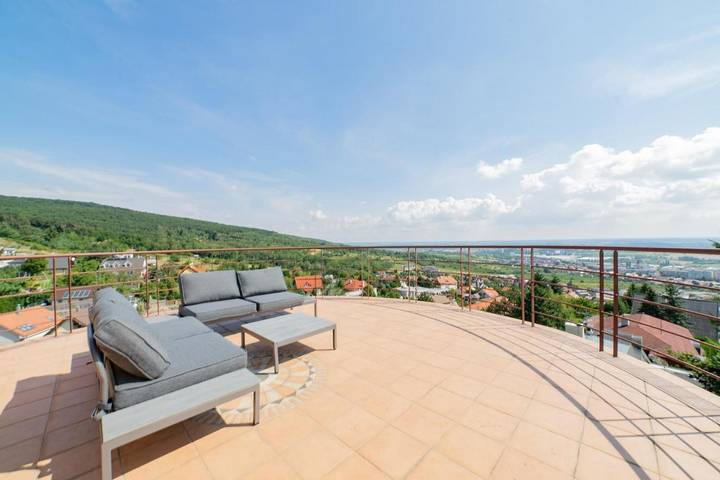 Location de vacances pour 10 personnes, avec vue et terrasse ainsi que piscine et sauna à Bratislava - 3