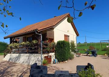 Gîte pour 5 personnes, avec jardin à Nantheuil