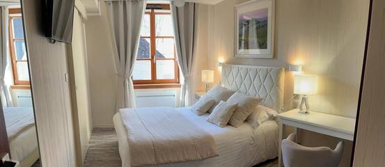 Hôtel pour 2 personnes, avec terrasse à Arbois (homonymie)