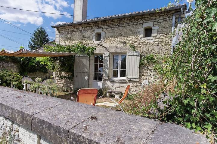 Location de vacances pour 2 personnes, avec Jardin à Saint-Genest-d'Ambière