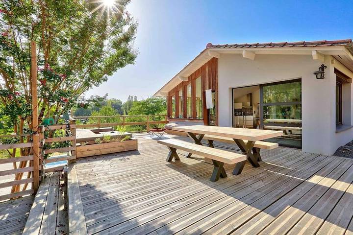 Location de vacances pour 8 personnes, avec vue ainsi que jardin et piscine, animaux acceptés à Latresne - 4