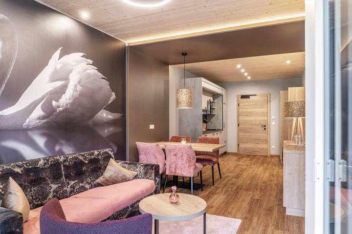 Appartement entier, Schwanen-Nest : vue sur les montagnes, balcon et Wi-Fi in Pflach, District de Reutte