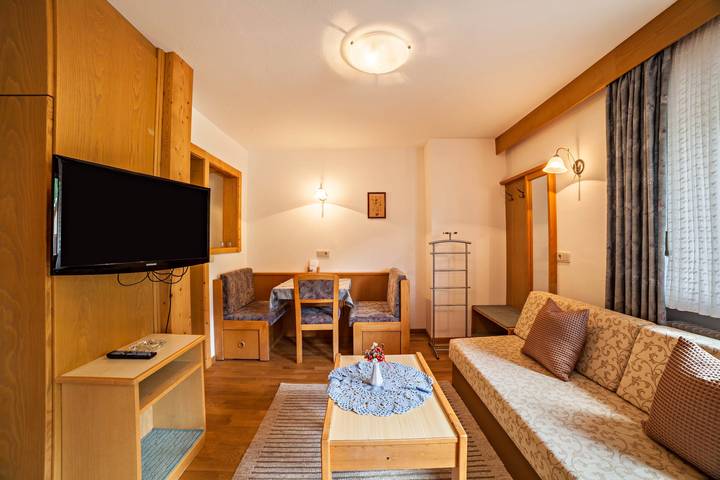 Entire apartment, Vacation Apartment "Moosmair 2" with Mountain View, Wi-Fi, Balcony & Garden in St. Martin in Passeier, Passeiertal