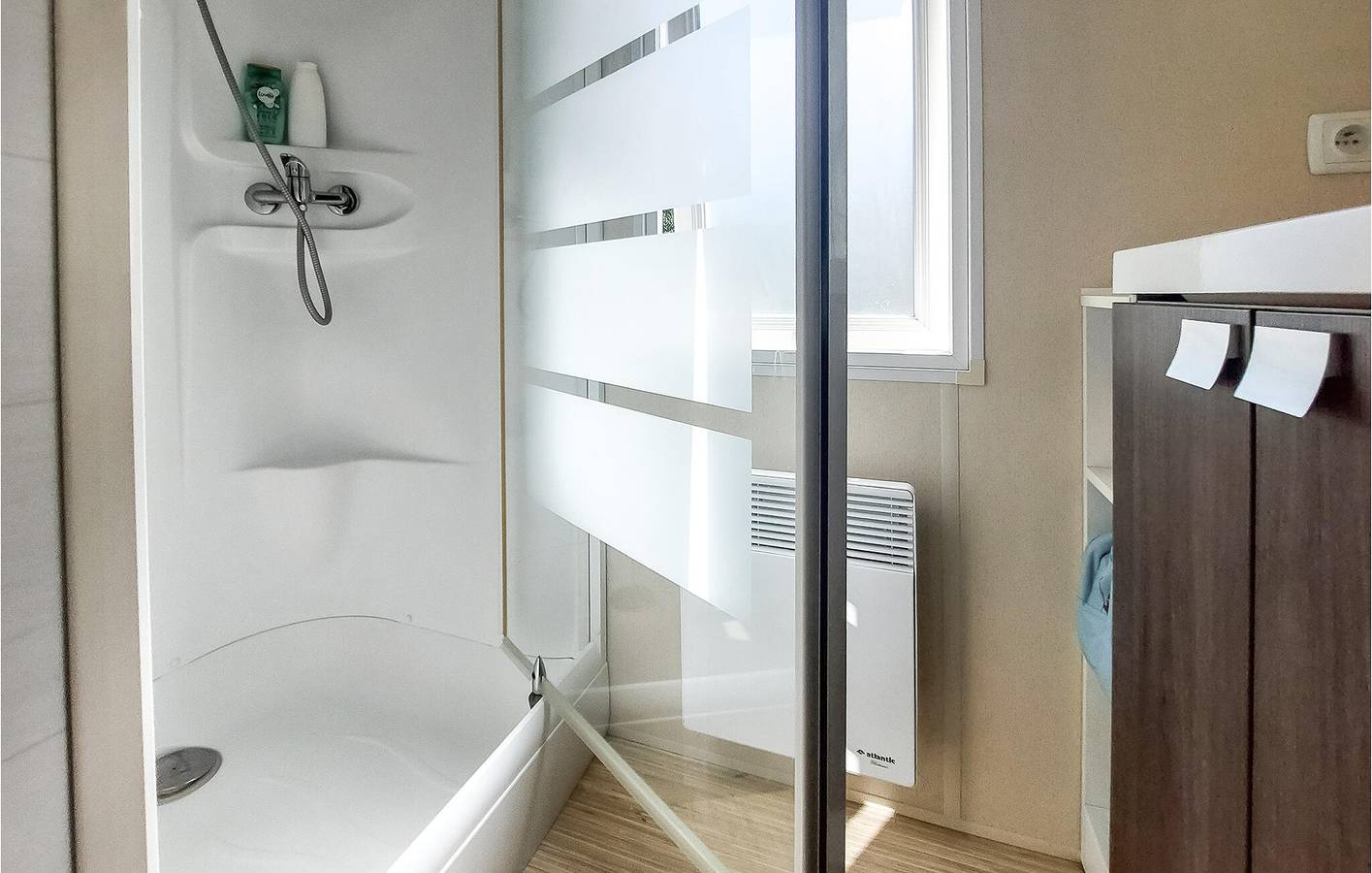 Mobil-home confortable avec piscine et jardin près du centre-ville de Thiviers in Thiviers, Périgord Vert