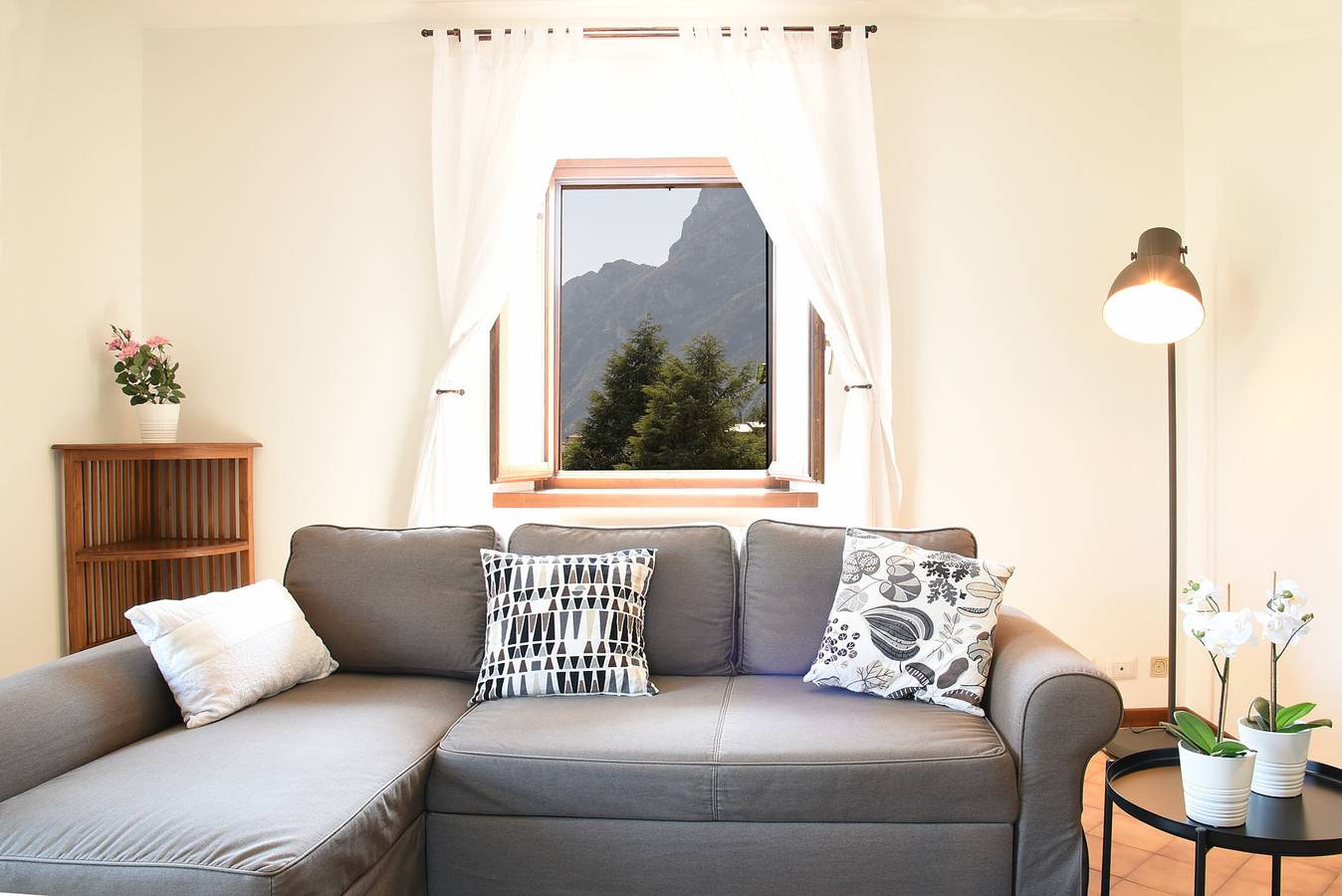 Ganze Wohnung, Geräumige und elegante Ferienwohnung "Mandorlo" mit Balkon und Klimaanlage in Ceole, Riva del Garda
