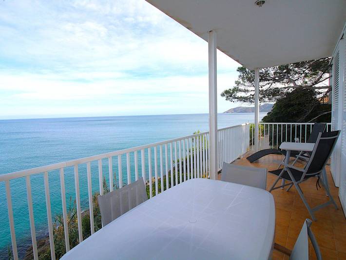 Ganze Wohnung, Apartment mit Terrasse 300m vom Strand, Parkplatz Inklusive in Platja del Cau del Llop (Llanca), Llanca