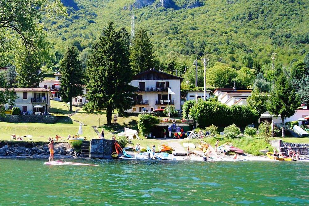 Geheel appartement, First row to the lake for 5 people in Idro, Garda Bergen