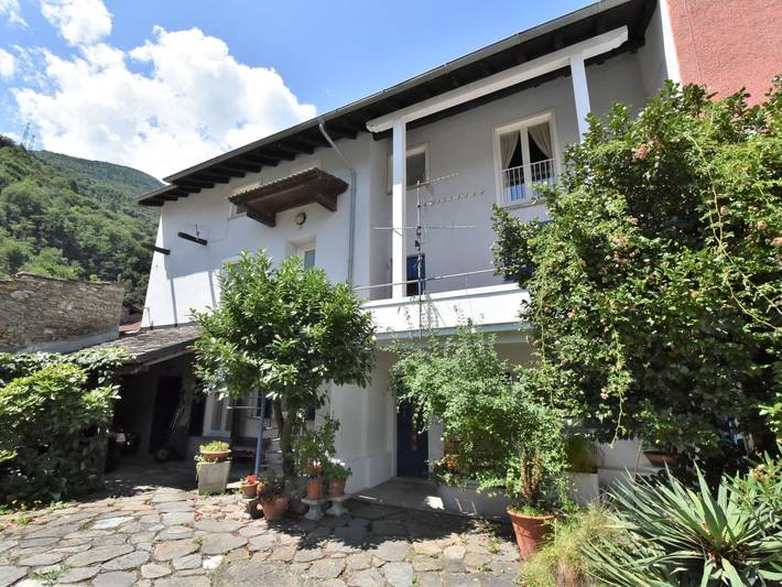 Agriturismo per 6 persone, con Balcone e Terrazza nonché Giardino e Panorama in Provincia di Sondrio