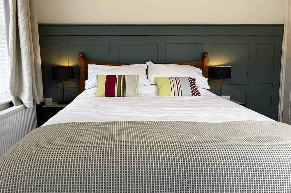 Riverside Cottage Morpeth town centre riverside location, off street car parking in Morpeth, Northumberland