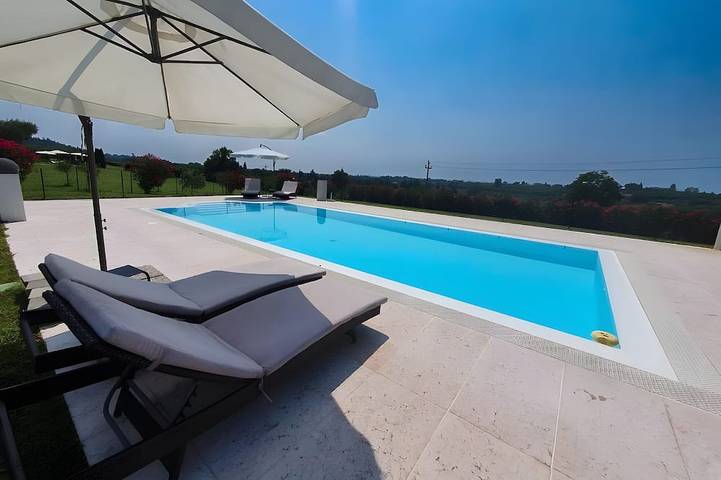Villa pour 11 personnes, avec jacuzzi ainsi que terrasse et jardin à Bardolino