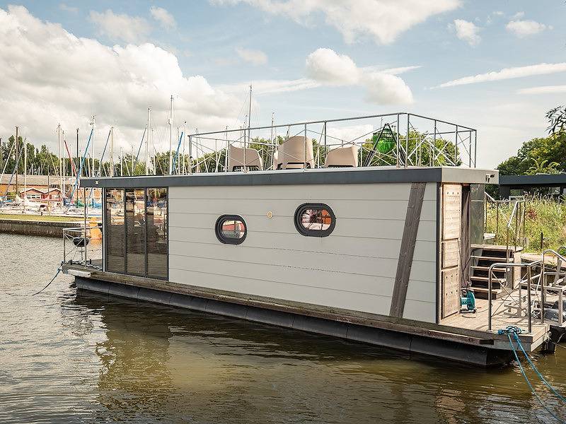 Vakantiefriesland — Hausboot-Warnmeldungen, die Autoboote einschließen in Ijsselmeer