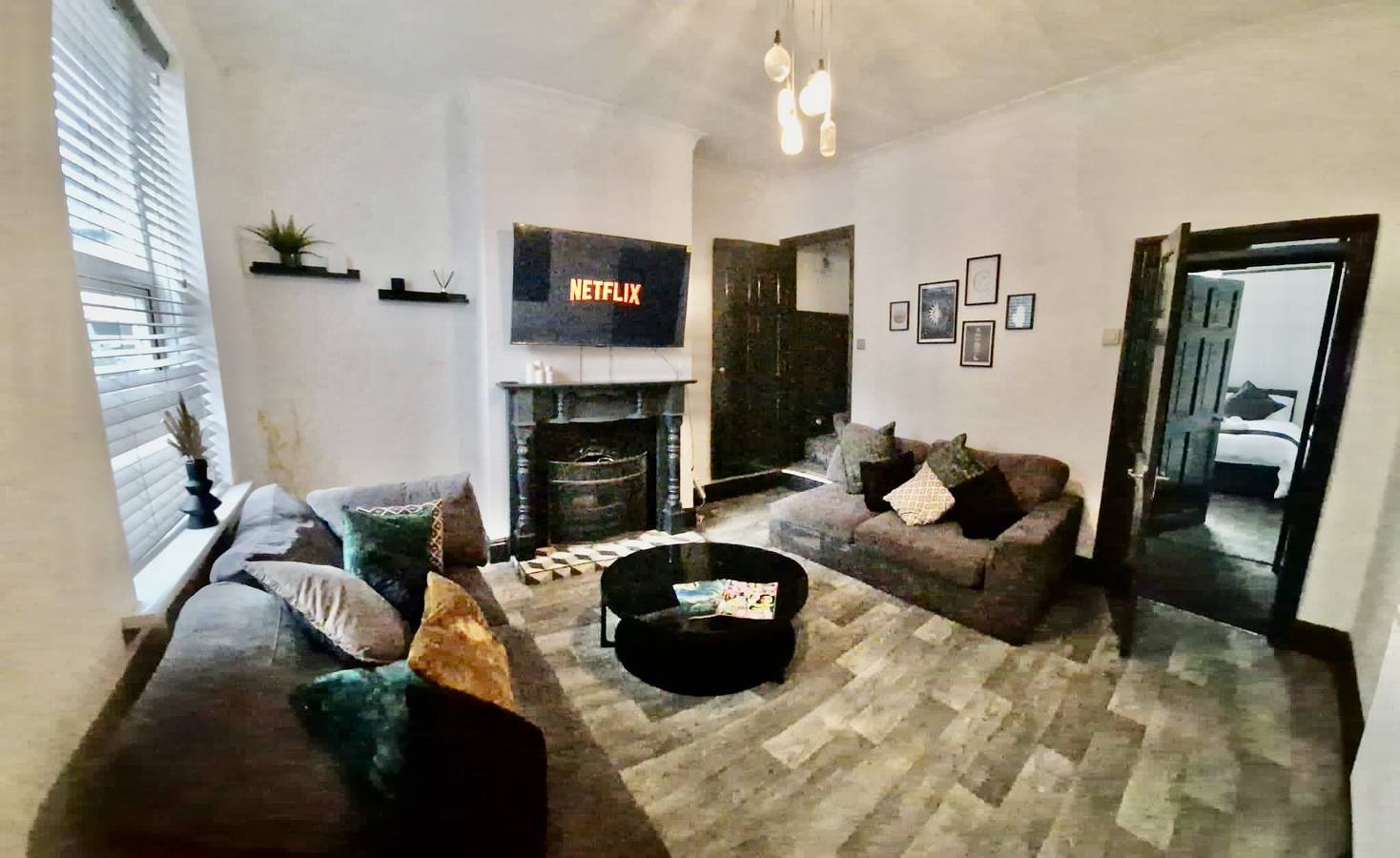 4 Bed House - Sleeps 8 - Garden - Parking - Wifi in Sandwell, Birmingham Area