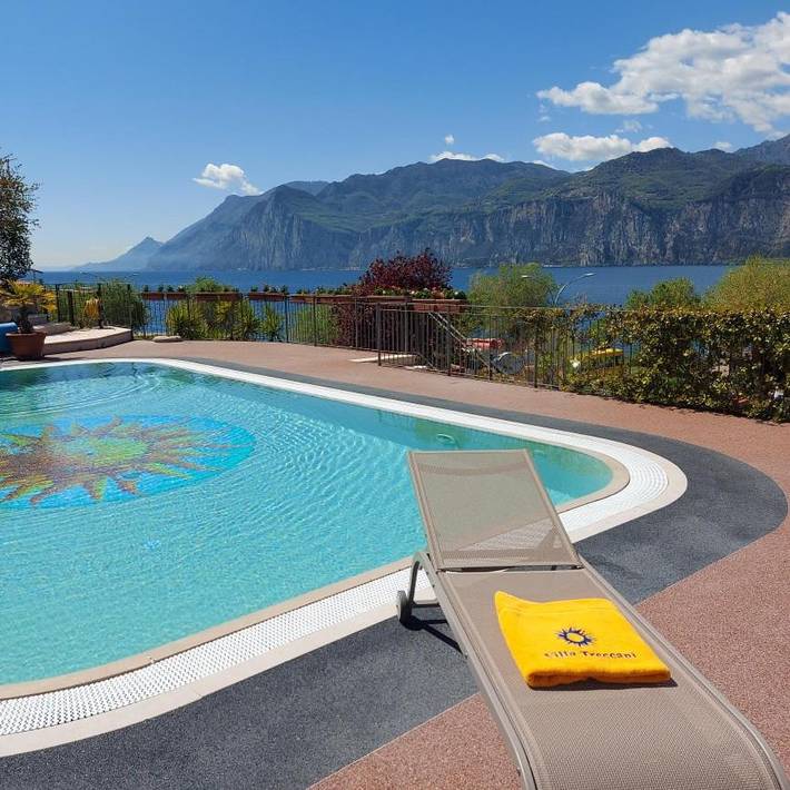 Appart’hôtel pour 2 personnes, avec Balcon et Jacuzzi ainsi que Terrasse et Jardin à Malcesine