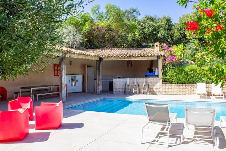 Villa pour 10 personnes, avec terrasse ainsi que jardin et piscine, animaux acceptés à Porto-Vecchio - 2