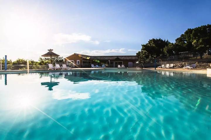Camping pour 4 personnes, avec Terrasse