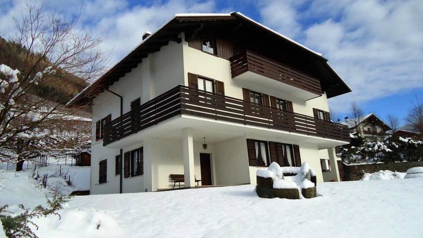 Apartament wakacyjny dla 5 osób, z Taras i Ogród oraz Widok w Malè