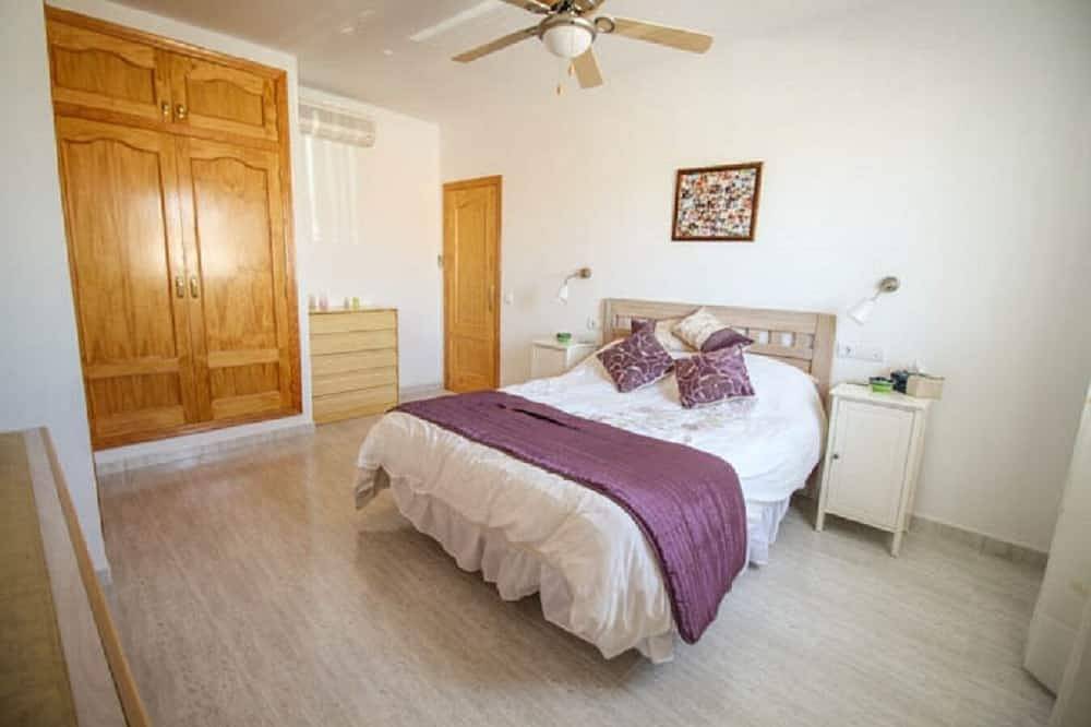 Beautiful Villa, 3-Bed, 3-Bath, Fly-Free Enclosed Private Pool, In Town in Arboleas, Almería Province