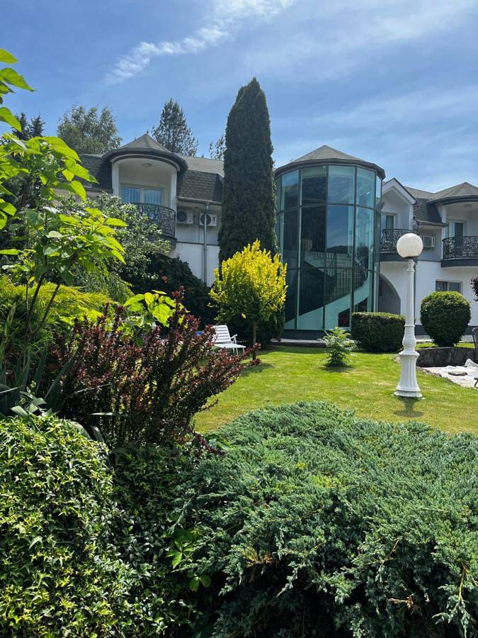 Station pour 4 personnes, avec vue et terrasse ainsi que jardin et piscine à Despotovac - 2