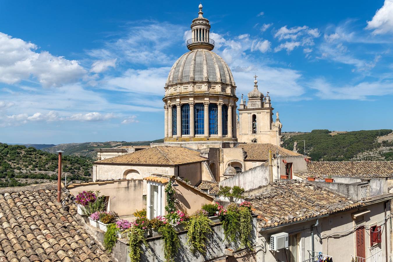 Appartement entier, Appartement 'Caelum Hyblae' avec terrasse privée, Wi-Fi et climatisation in Ragusa, Province de Ragusa