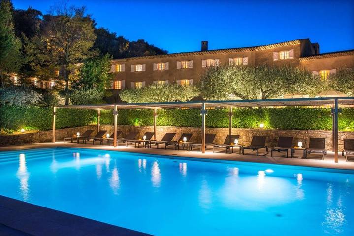 Hôtel pour 4 personnes, avec piscine et jacuzzi ainsi que jardin et sauna