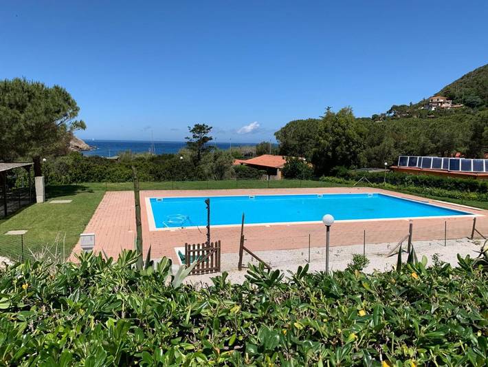Casa vacanza per 4 persone, con piscina e panorama nonché terrazza, con animali domestici in Nisporto