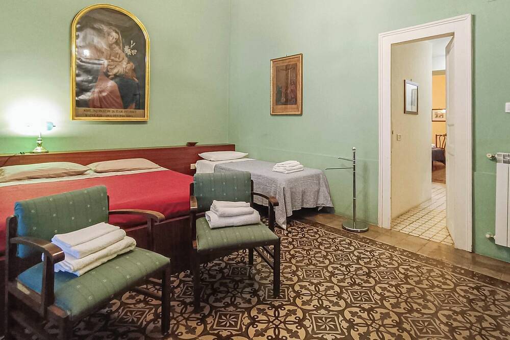 Casa Rossi Bed & Breakfast within walking distance of the historic center and 5 minutes from the sea in Acireale, Provincia de Catania