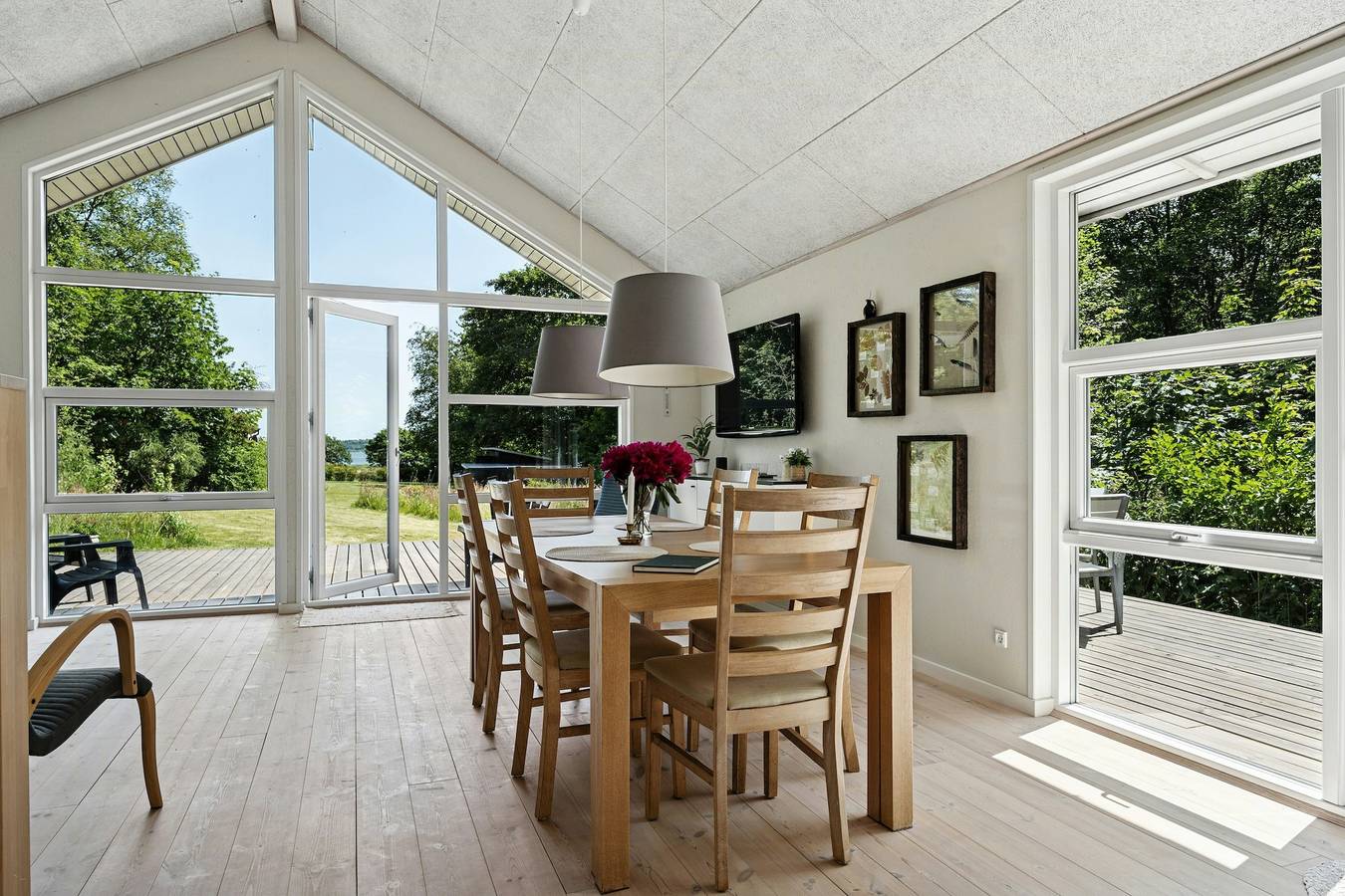 Boshuis met beekje bij Hjarbæk Fjord in Strandet, Limfjord in West-Jutland