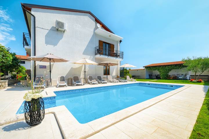 Villa für 10 Personen, mit Garten und Pool sowie Terrasse - 1