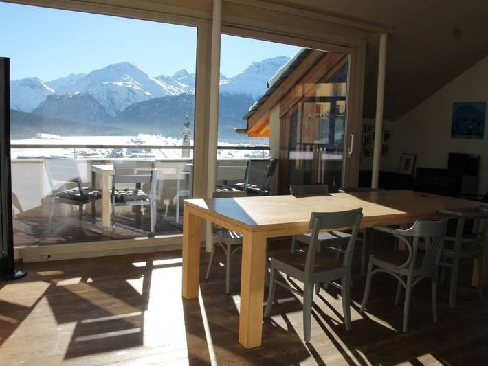 Ferienwohnung für 6 Personen, mit Balkon und Garten sowie Ausblick in Samedan