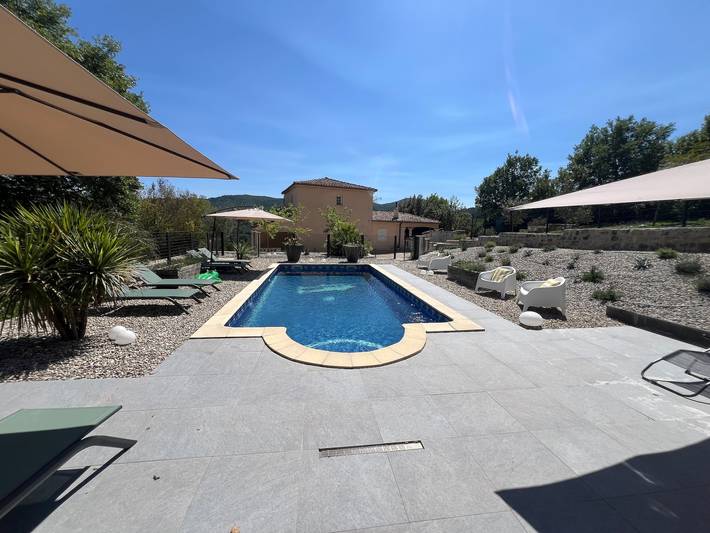 Location de vacances pour 12 personnes, avec Balcon et Terrasse ainsi que Jardin et Piscine à Molières-sur-Cèze