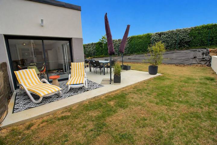 Gîte pour 8 personnes, avec Terrasse ainsi que Jardin et Vue dans Plage de la Ville Berneuf - 2