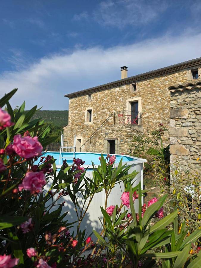 Location de vacances pour 6 personnes, avec Balcon et Terrasse ainsi que Jardin et Piscine à Rochebaudin - 2