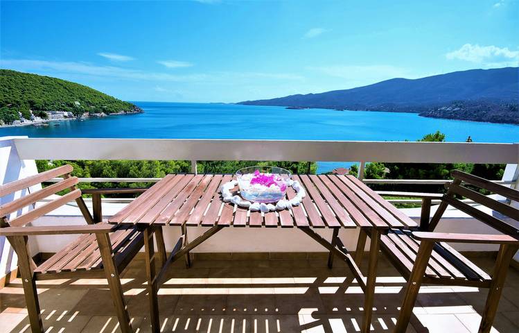 Gîte pour 2 personnes, avec Balcon/Terrasse ainsi que Vue sur l’océan et Jardin dans Poros