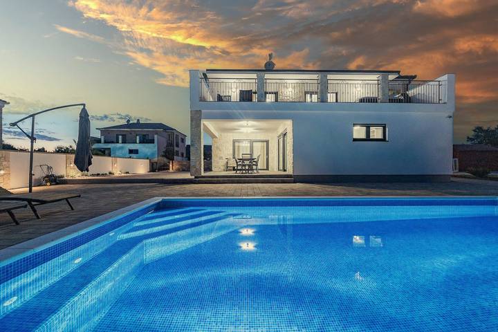 Villa for 10 personer, med have og jacuzzi i Kroatien
