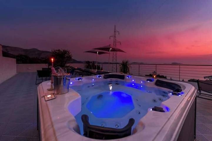Villa for 4 people, with hot tub and sauna as well as balcony in Mlini