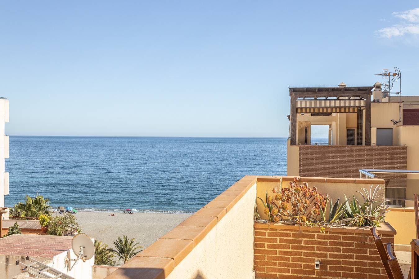 Entire apartment, Penthouse "Mediterranean Attic" Near the Beach with Sea Views, Balcony, and Wi-Fi in Velilla-Taramay, Almuñecar