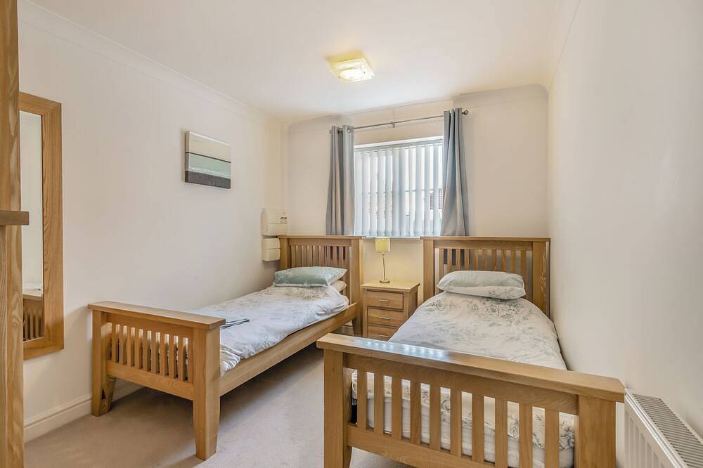 Set in a lovely location with its very own swimming pool and enclosed garden. in Sea Palling, The Broads