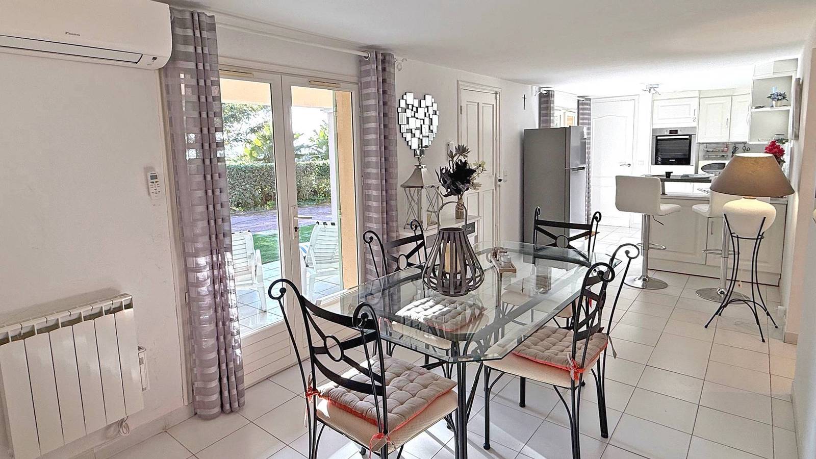 Entire holiday apartment, T2 apartment - 2/4 people - Sea view - Air conditioning - Wifi - Beach by foot - Sainte Maxime in La Nartelle, Sainte-Maxime